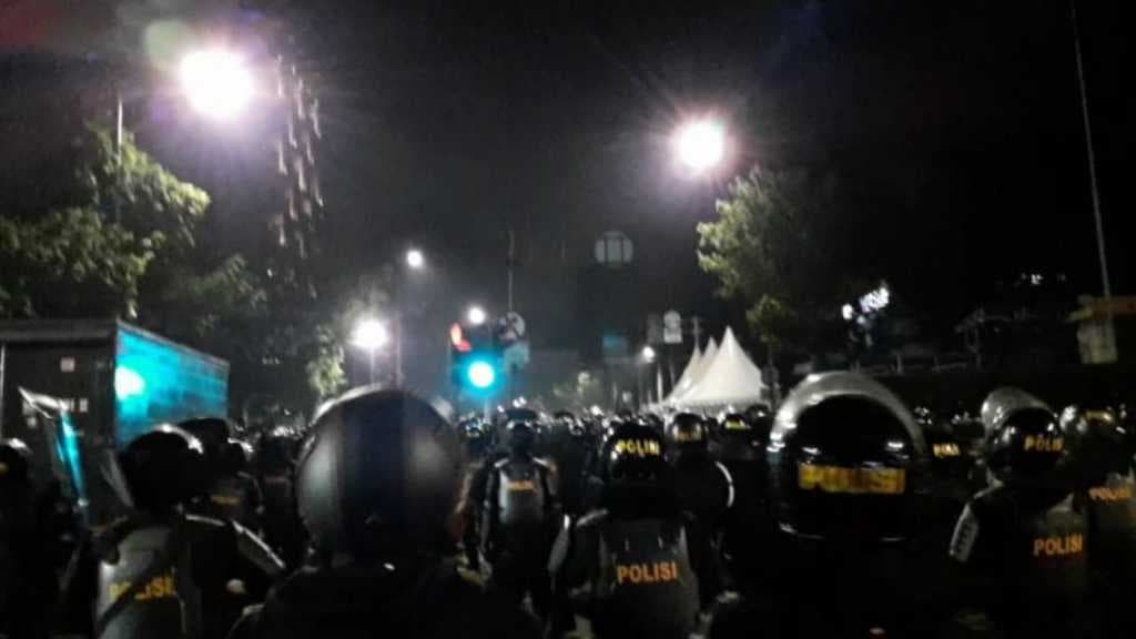 Halau Massa yang Terus Melawan, Polisi Turunkan Pasukan Bermotor