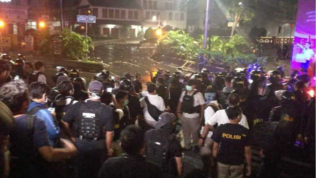 Semakin Memanas! Massa Lawan Polisi dengan Bom Molotov dan Kembang Api