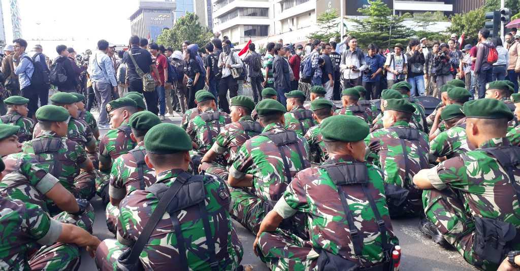Beda Perlakuan Peserta Aksi ke Polisi dan TNI di Aksi 22 Mei