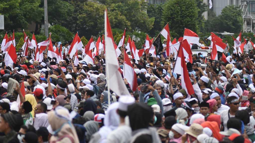 Aksi Simpatik Pendemo Lempar Bunga ke Polisi Justru Dilarang Orator