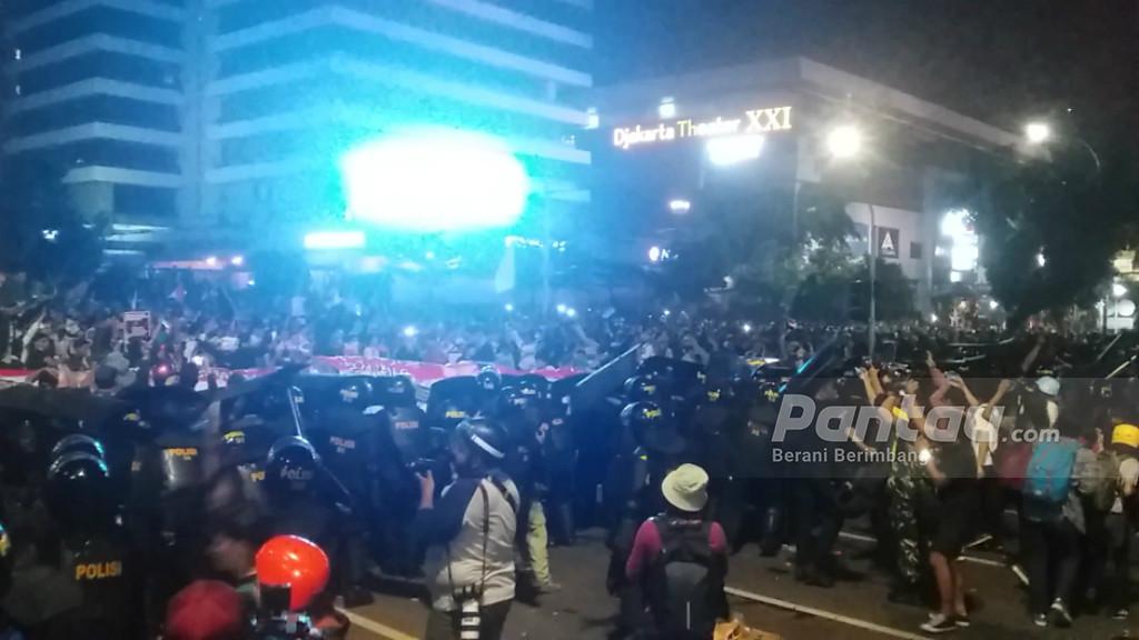 Kericuhan Kembali Terjadi di Depan Bawaslu Usai Berbuka Puasa