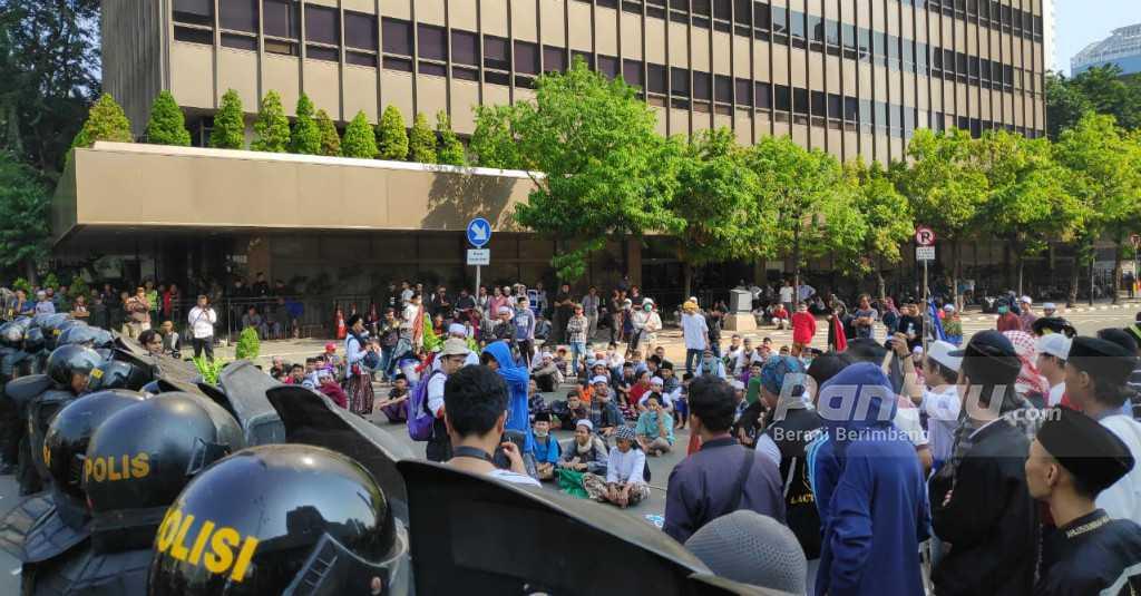 Pekik Takbir, Massa Aksi 22 Mei Depan Bawaslu Turunkan Tensi