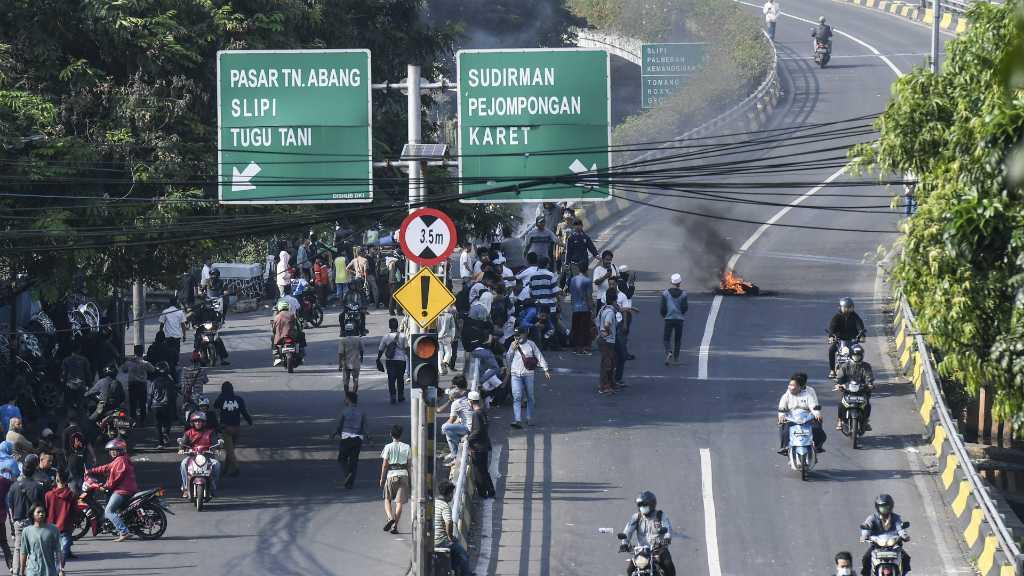 Kerusuhan di Flyover Slipi, Polisi Tembakkan Water Canon