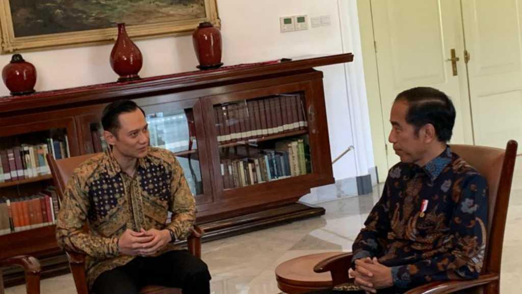 Kenakan Baju Batik, AHY Temui Jokowi di Istana Bogor
