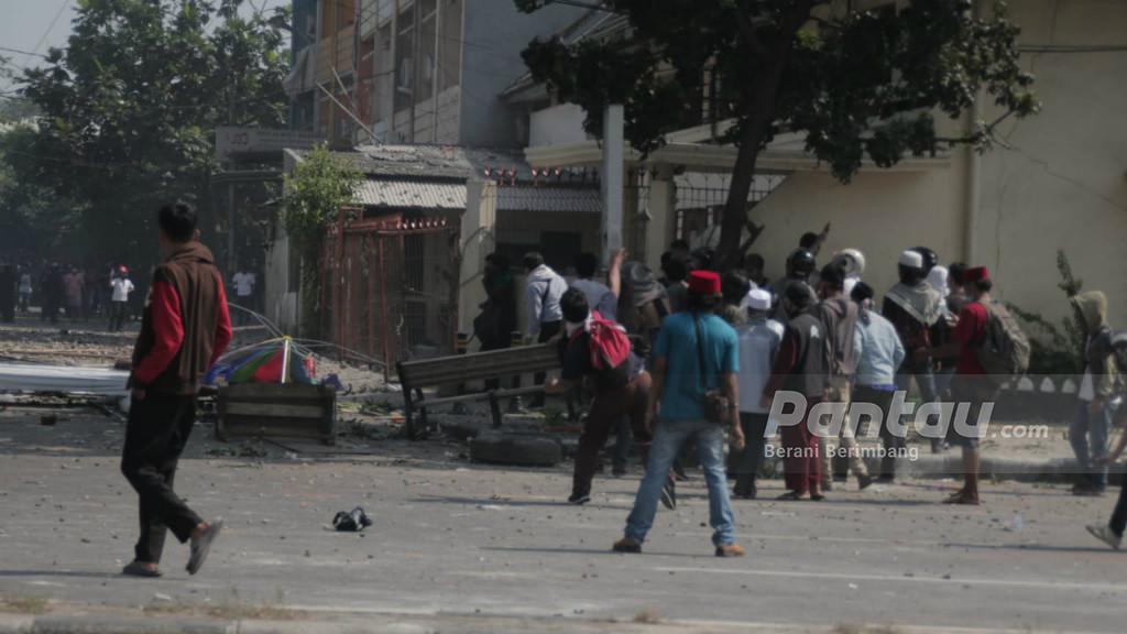 Petugas ATC: 2 Orang Kena Peluru Karet, Mobil Medis Dihadang Polisi