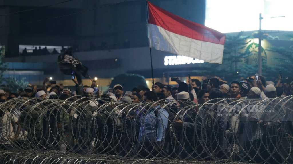 Momen Dramatis yang Tertangkap Kamera pada Aksi Demo Depan Bawaslu