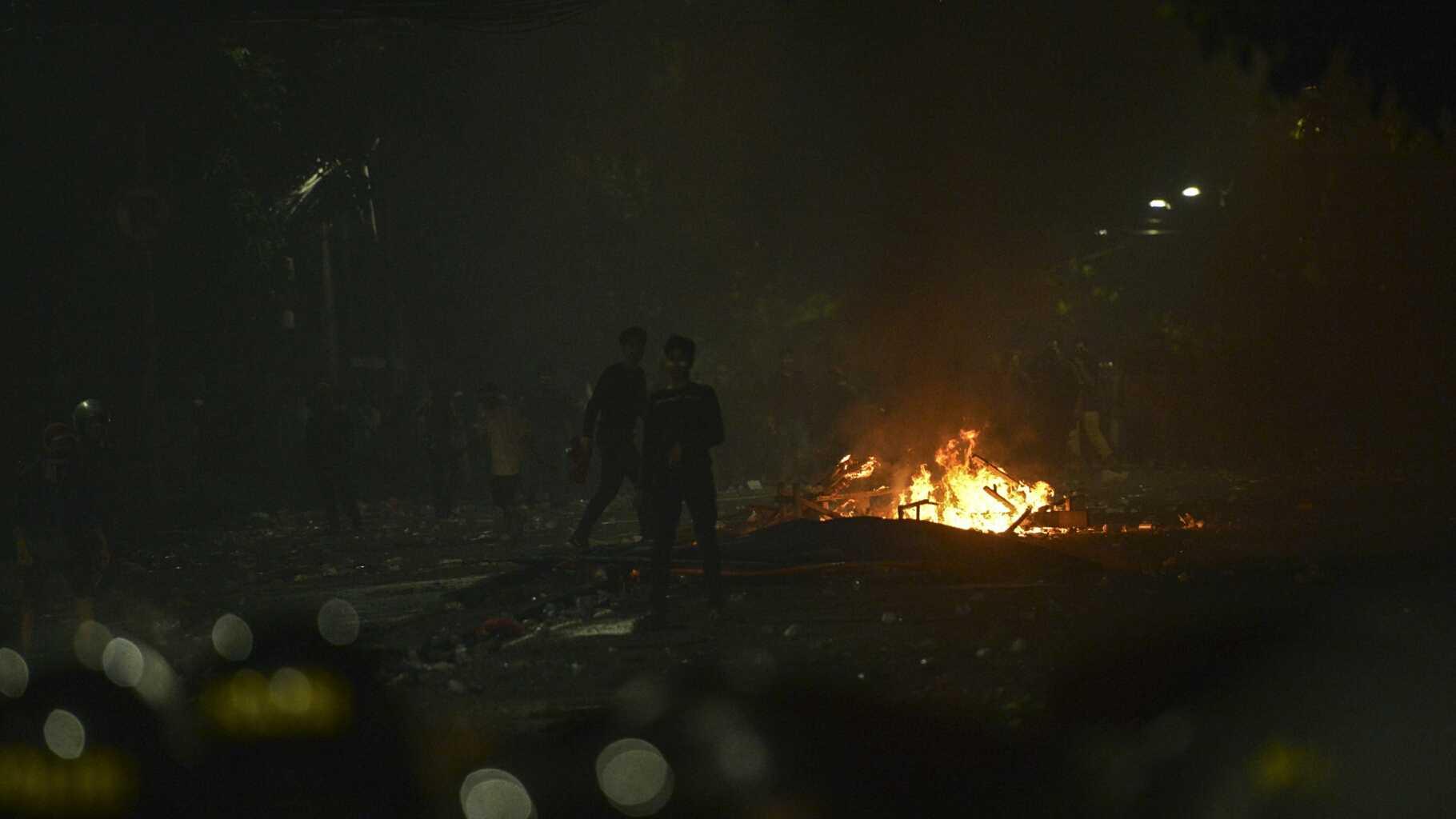 Bentrokan Berlanjut, Massa Lempari Polisi dengan Bom Molotov