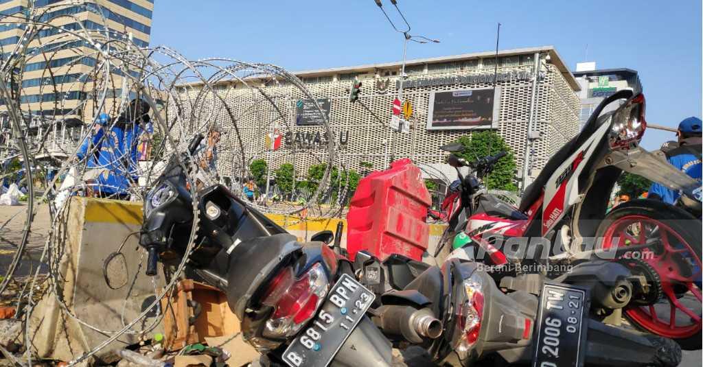 Suasana Kondusif, Petugas Bersihkan Sisa Kericuhan di Depan Bawaslu