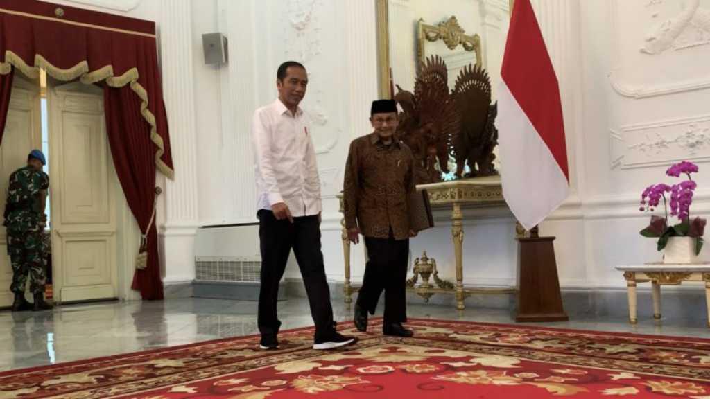 Tiba di Istana Merdeka, BJ Habibie Disambut Hangat Presiden Jokowi