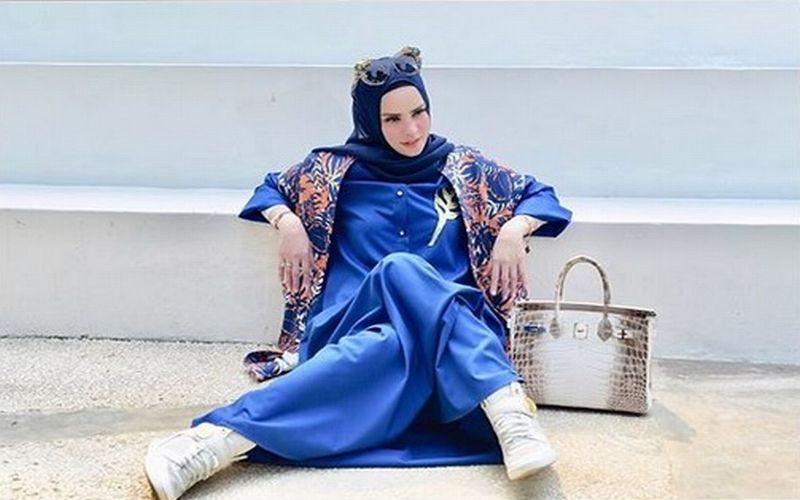 Gunakan Gamis dengan Sneeks saat Lebaran Bisa Loh, Begini Caranya
