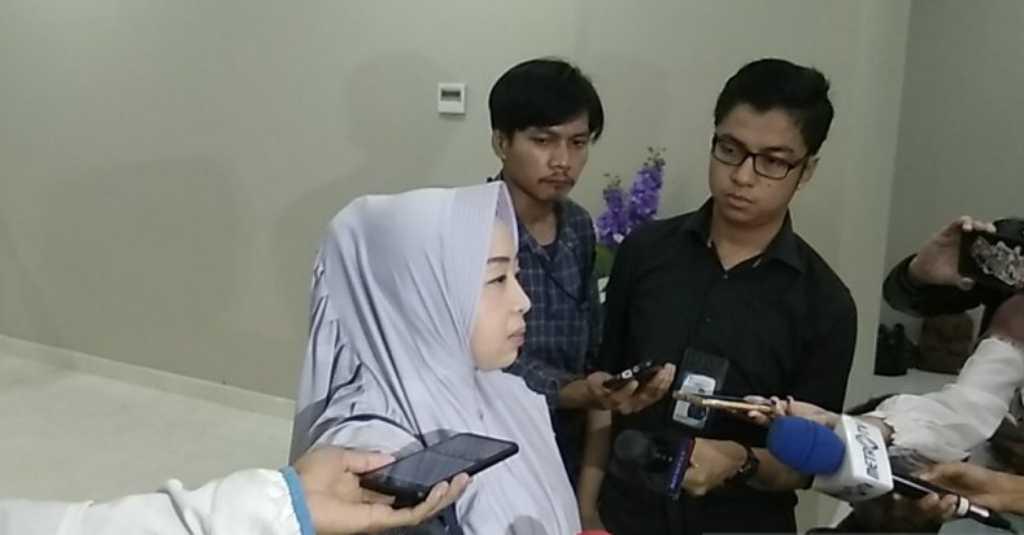 Istri Mustofa Nahrawardaya Ceritakan Kronologis Penangkapan Suaminya