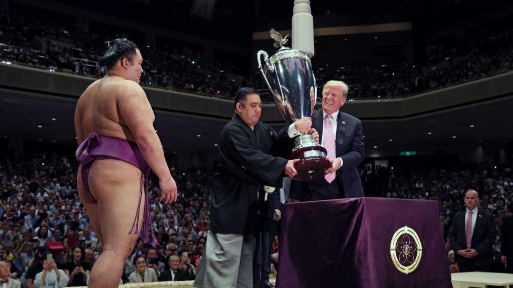 Angkat Piala Presiden untuk Pemenang Sumo, Trump Dihajar Body Shaming