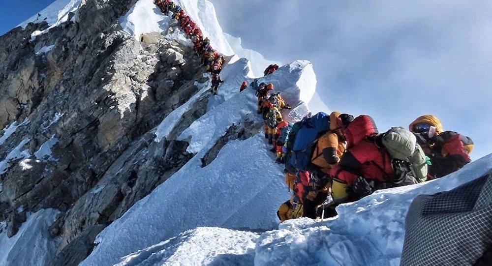 Es Everest Cair gara-gara 4 Ribu Liter Air Kencing Pendaki Setiap Hari
