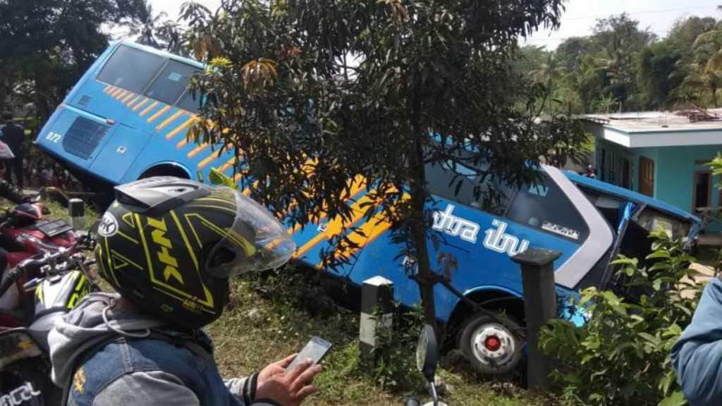 Dua Bus Umum Tabrakan di Jalur Mudik Lintas Kabupaten Garut