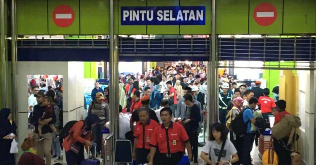 Jumlah Penumpang Kereta di Gambir Membludak