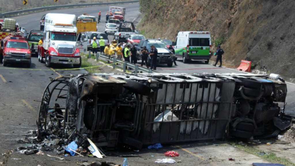 Bus Tabrakan dengan Truk Kargo, 20 Orang Tewas Terbakar