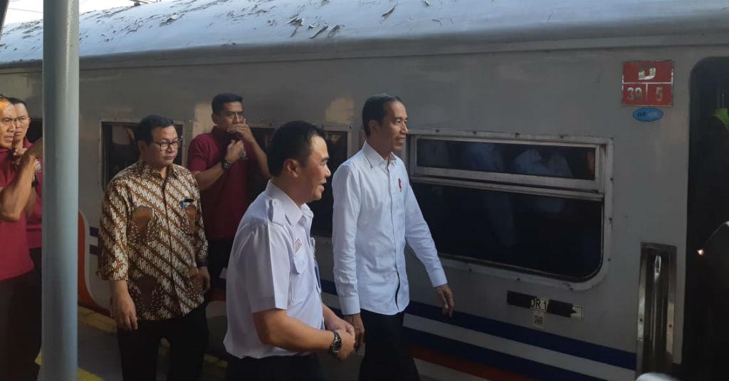 Jokowi Mendadak Sapa Pemudik di Stasiun Senen