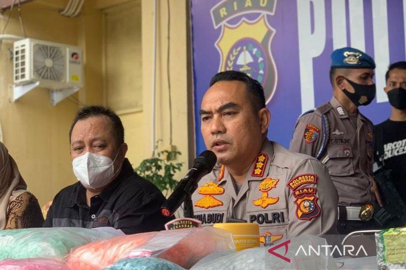 Kurir Narkoba Bersenjata Api di Pekanbaru Berhasil Ditangkap dan Terancam Penjara Seumur Hidup