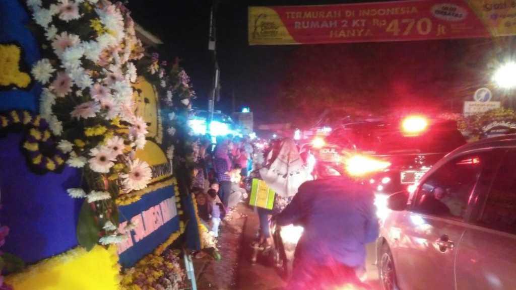 Warga Padati Kawasan Puri Cikeas Menanti Jenazah Ani Yudhoyono