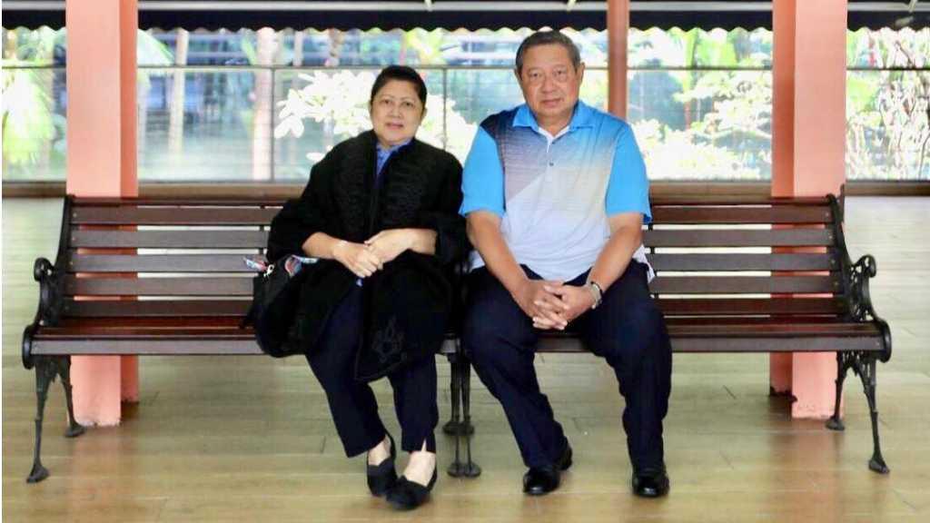 Ambulans Pembawa Jenazah Ani Yudhoyono Tiba di Puri Cikeas