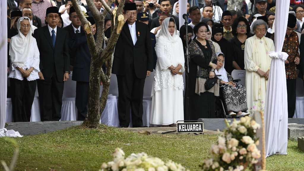 Mengintip Momen SBY Bersalaman dengan Megawati di Pemakaman Ani