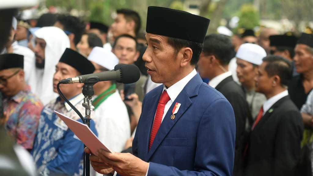Potret Presiden Jokowi saat Jadi Inspektur Upacara Pemakaman Ani