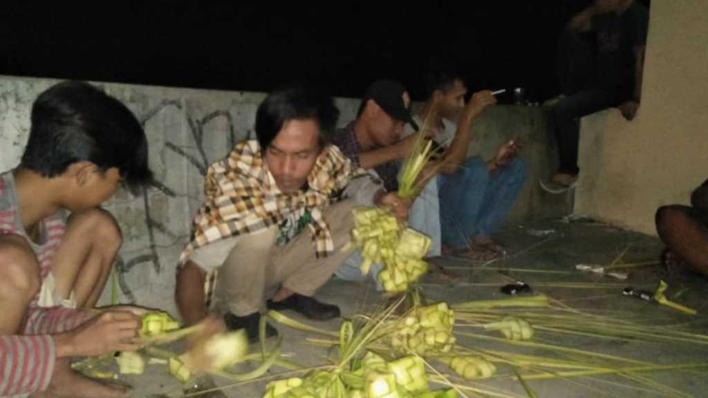 Jelang Lebaran, Perajin Cangkang Ketupat Kebanjiran Pesanan