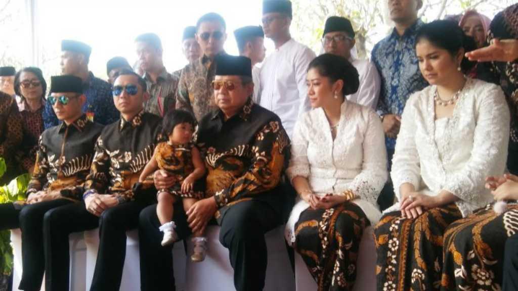 Cerita Batik Phoenix SBY saat Ziarah ke Makam Ani Yudhoyono