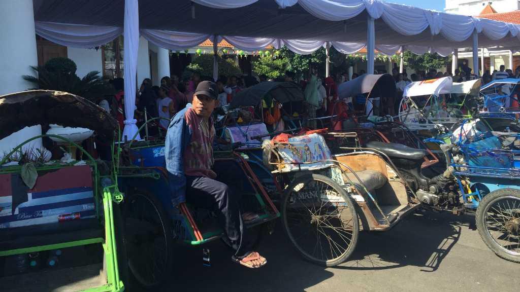 Saat Becak Penuhi Gedung Grahadi Surabaya