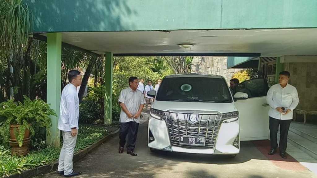 Sambangi Kediaman Cendana, Prabowo Disambut 'Kesayangan'