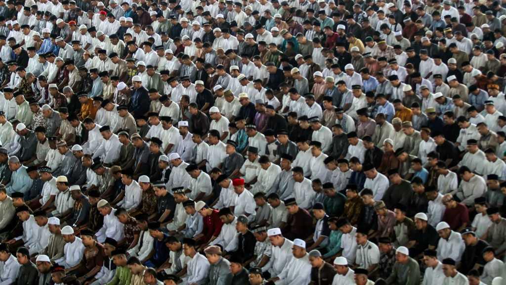 Gaya Selebriti Salat Idul Fitri Bersama Keluarga, Siapa Paling Cihuy?
