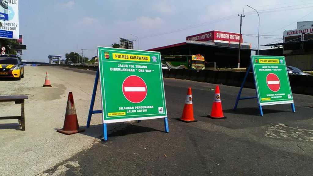 Cerita Kebingungan Pemudik saat Gerbang Tol Jakarta-Cikampek Ditutup