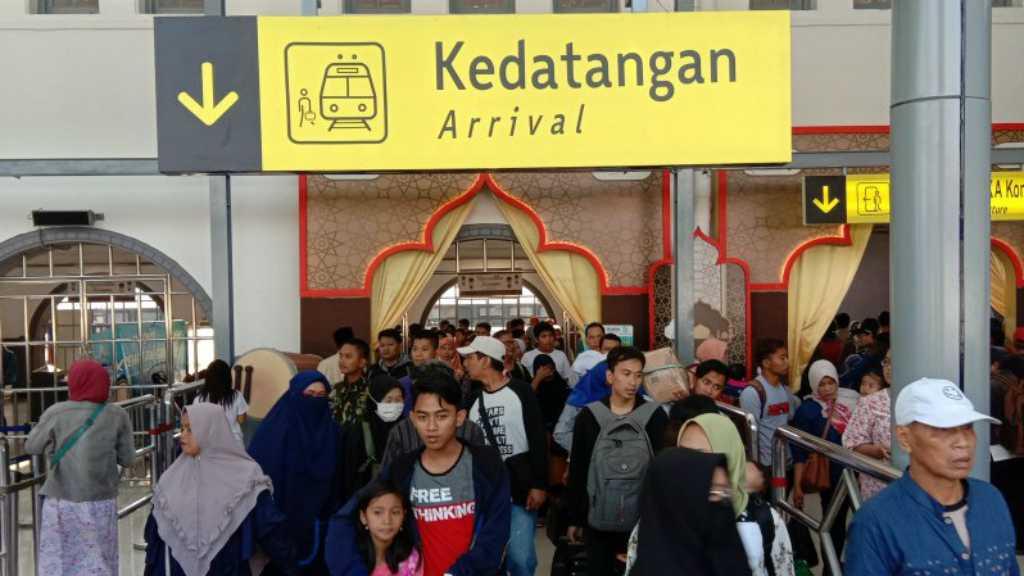 Stasiun Gambir dan Senen Dipadati Ribuan Pemudik Arus Balik Lebaran
