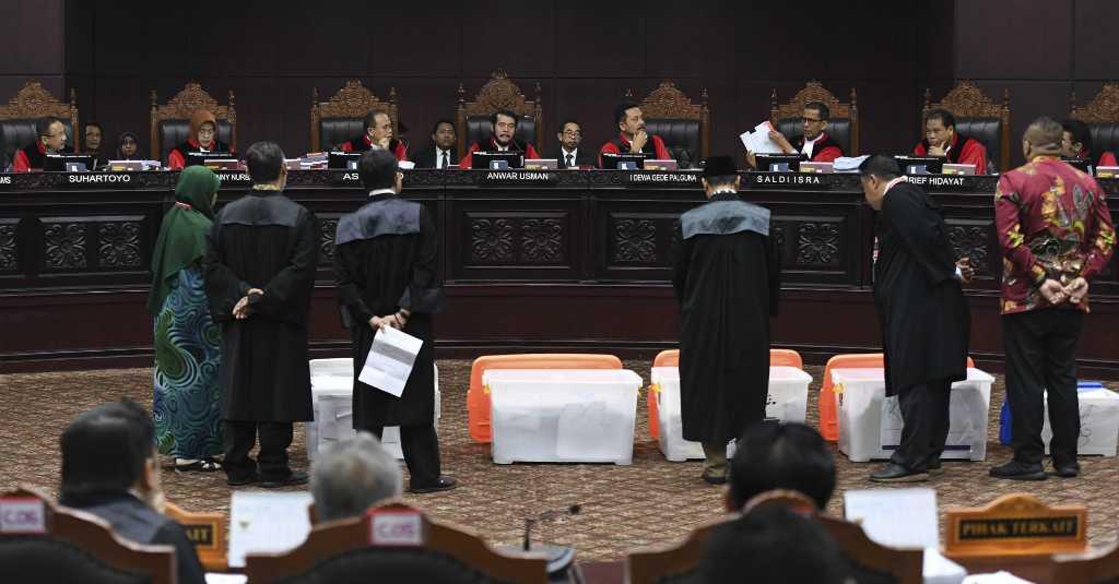 Tim Hukum KPU Ambil Foto Alat Bukti 02 Tanpa Izin, BW: Get Out!