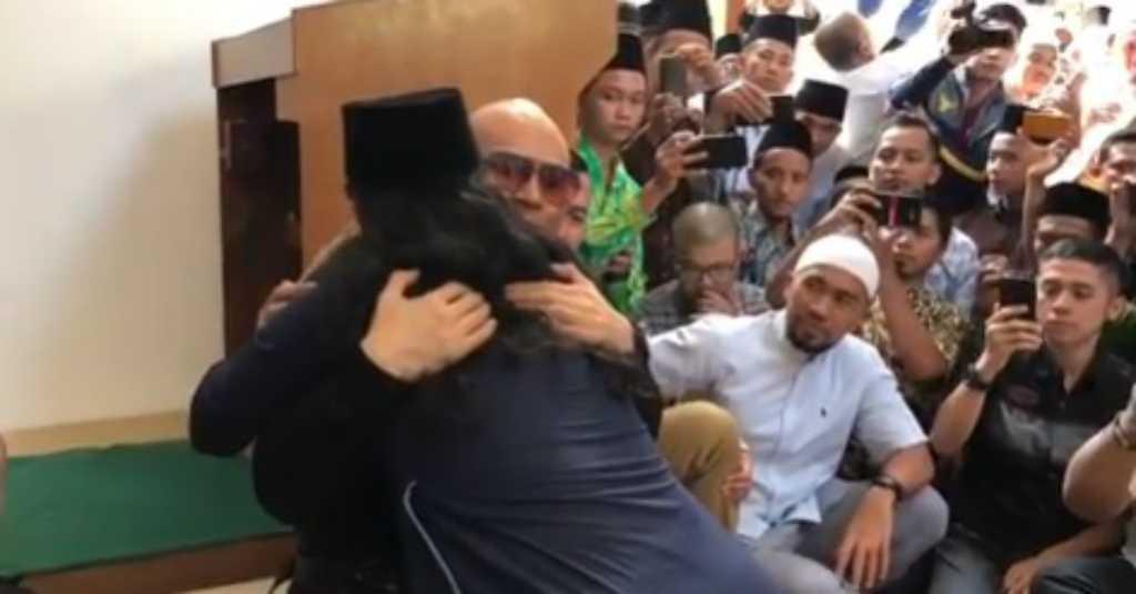 Resmi Menjadi Mualaf, Deddy Corbuzier Menangis Usai Baca Syahadat