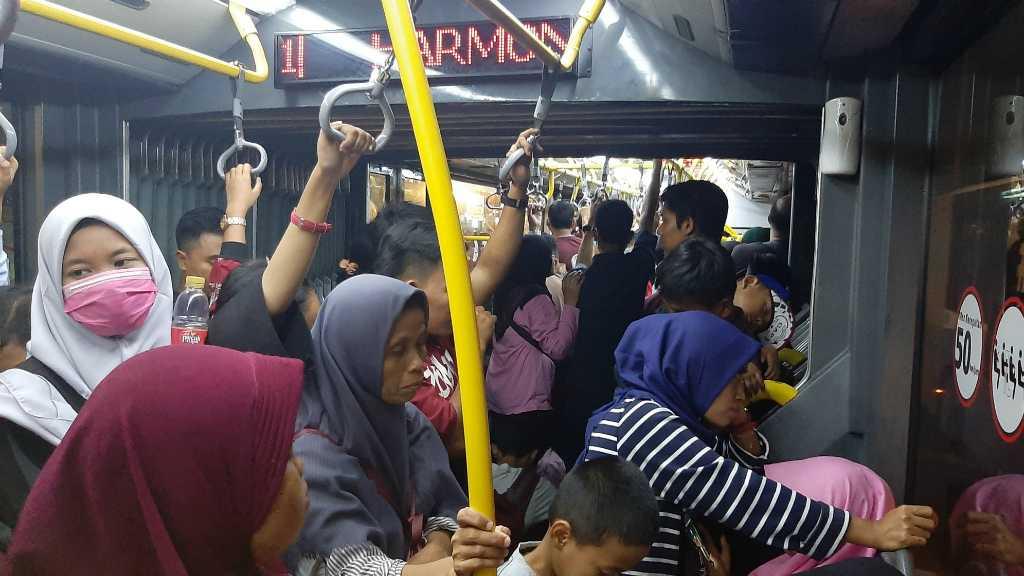 Saat Penumpang Transjakarta Terkena Imbas HUT Jakarta di Bundaran HI