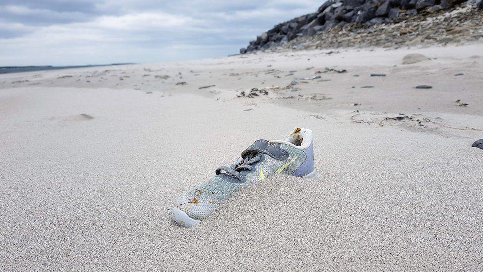 Penemuan Ratusan Sampah Sepatu Nike di Bibir Pantai, Dibuang?