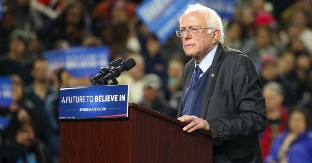 Donald Trump Ditampar Bernie Sanders