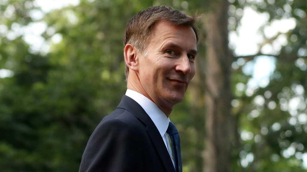 Jeremy Hunt Bikin Dunia Tasbihkan Inggris sebagai Anjing Peliharaan AS