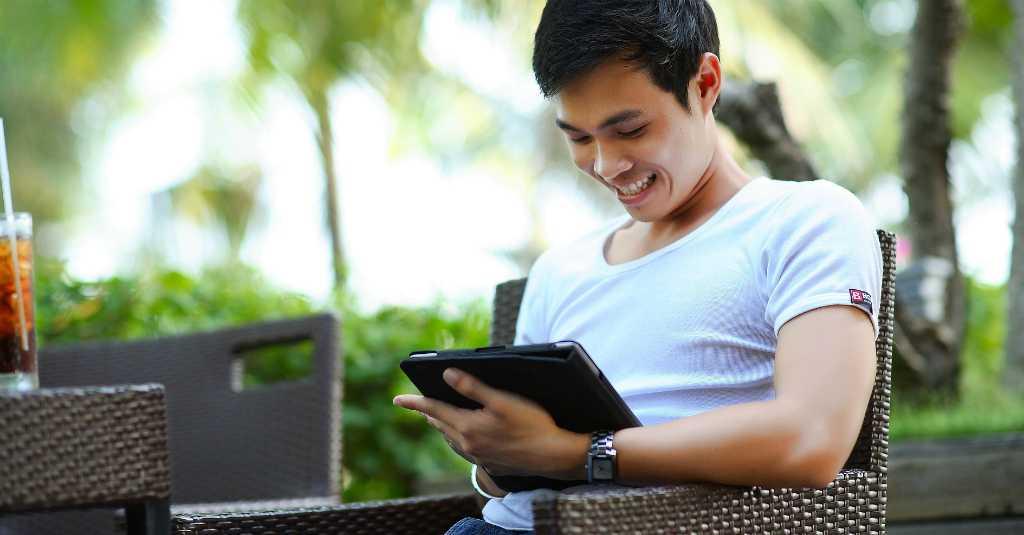 Berlebihan Pakai Gadget Bisa Tumbuhkan Tanduk di Kepala