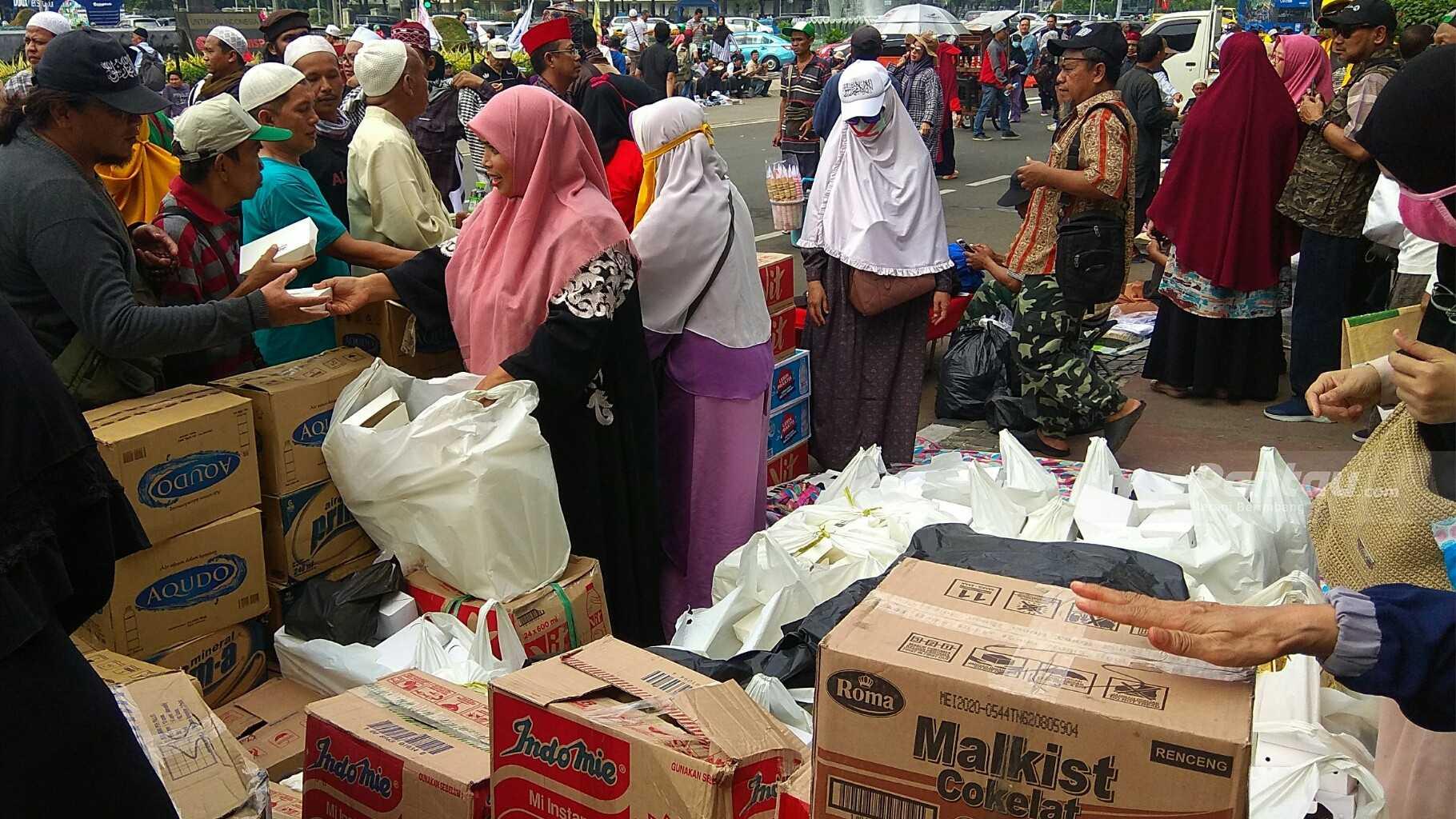 Ada 1000 Nasi Kebuli Dibagikan Gratis saat Aksi Massa di Sekitar MK
