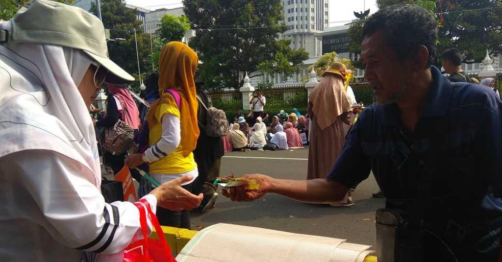 Aksi Massa Kawal MK Bikin Penjual Tikar Ketiban Durian Runtuh