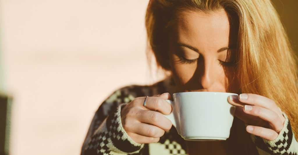 Benarkah Makan Diselingi Minum Air Itu Berbahaya?