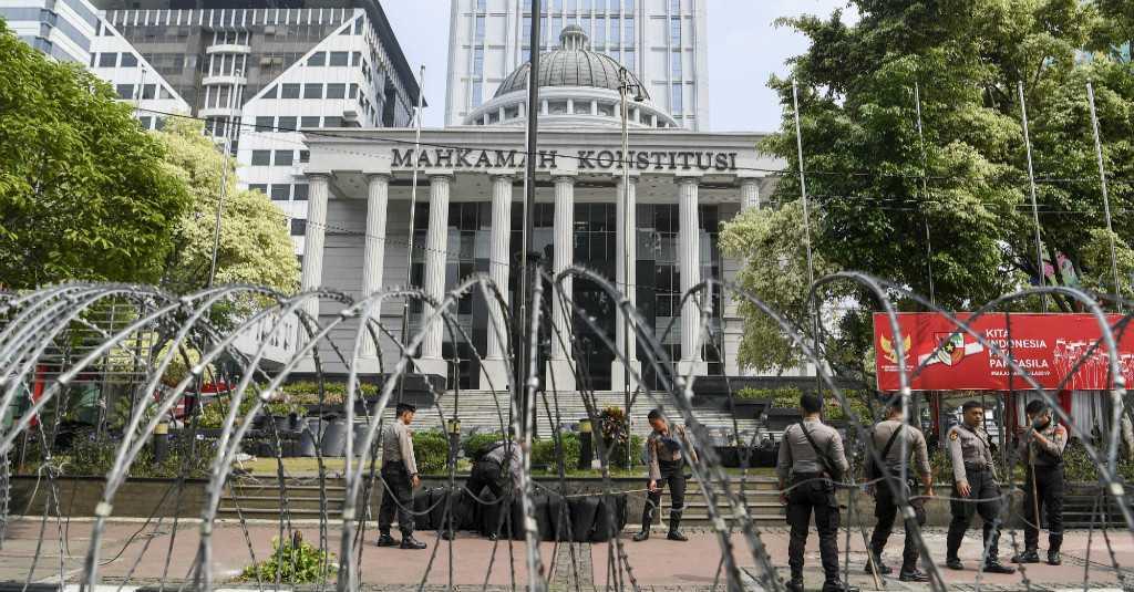 Cerita Penjual Handuk Panen Jelang Putusan MK