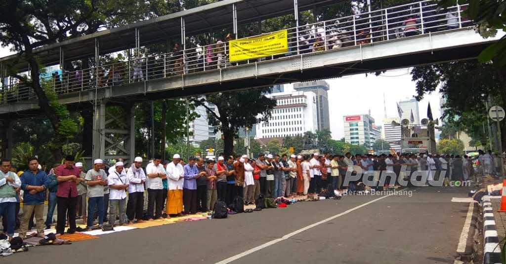 Massa Aksi Kawal Putusan MK Gelar Salat Zuhur Berjamaah di Jalan