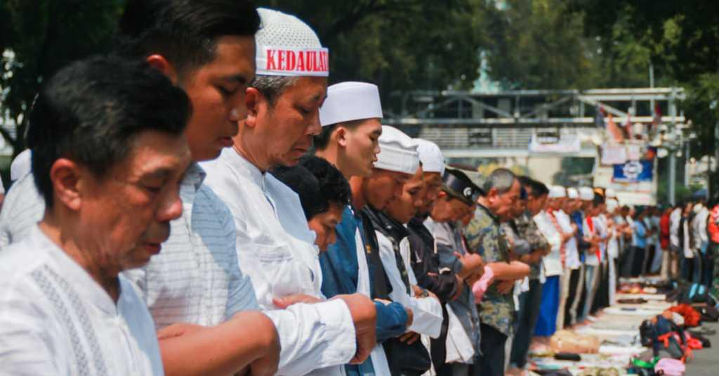 Kemenhan Sediakan Karpet untuk Massa Aksi Kawal MK Salat Berjamaah