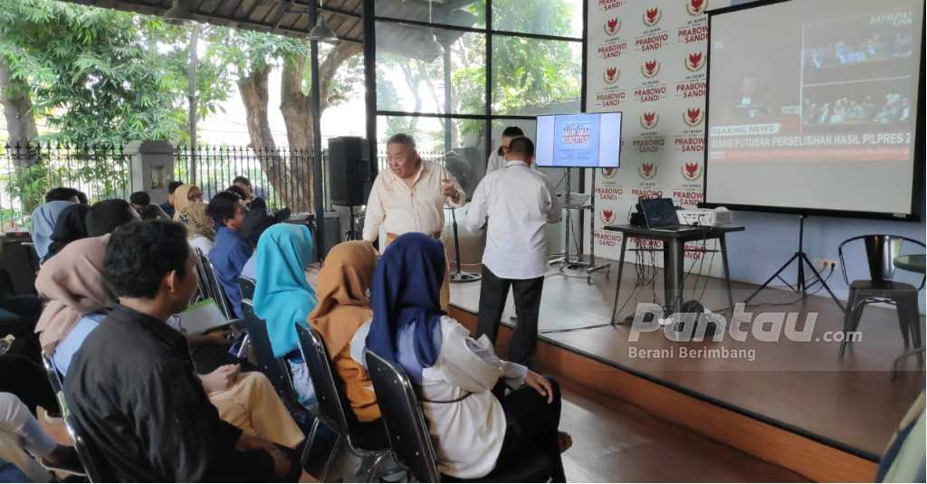 Liues Sungkharisama dan Mustofa Nahra Ramaikan Acara Nobar Putusan MK