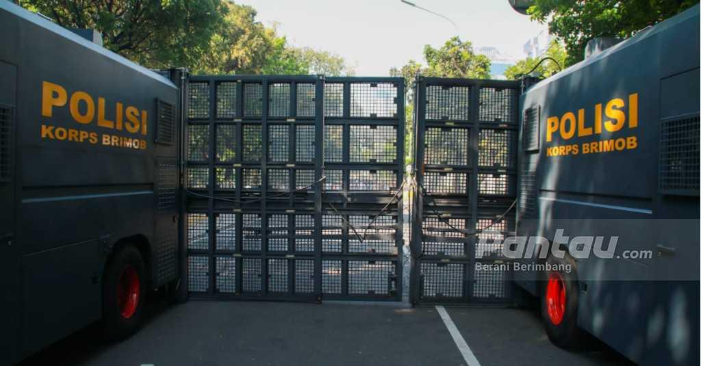 Empat Mobil Anti Huru-Hara Batasi Massa Menuju Gedung MK