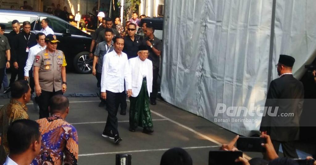 Hadiri Rapat Pleno KPU, Gaya Jokowi-Ma'ruf Amin 'Selow'
