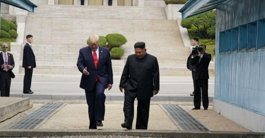 Jumpa Kim Jong-un, Trump Injakkan Kaki di Korea Utara